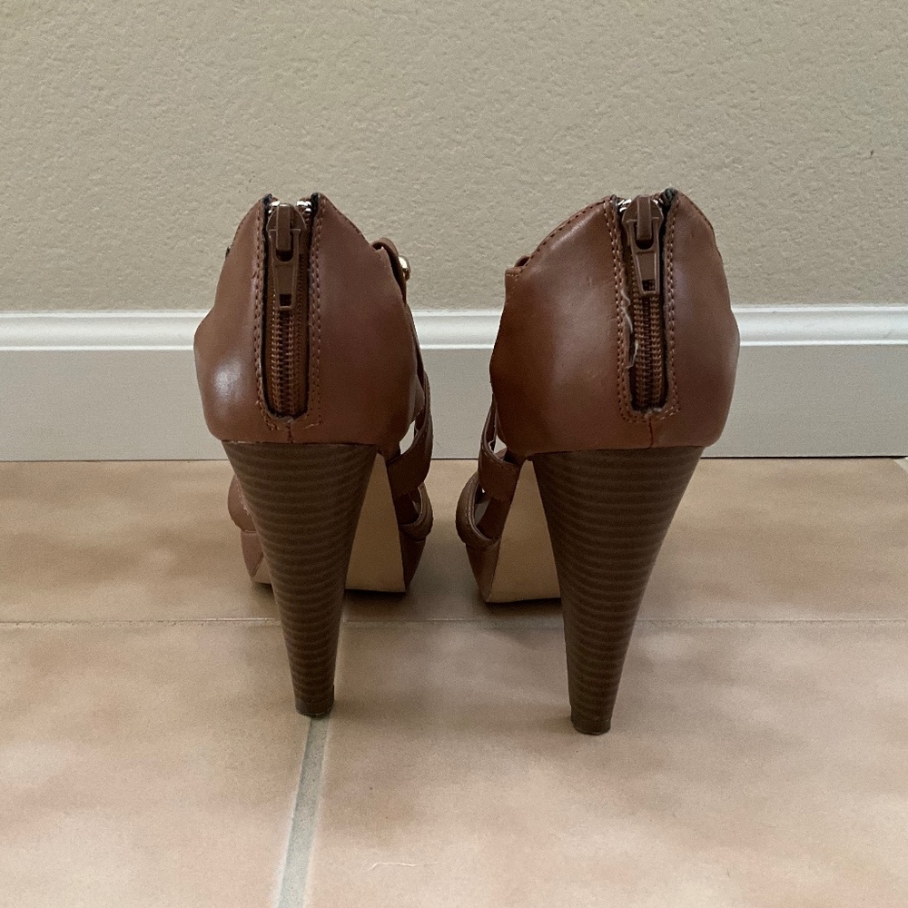 CAMEL BROWN GUESS HEELS